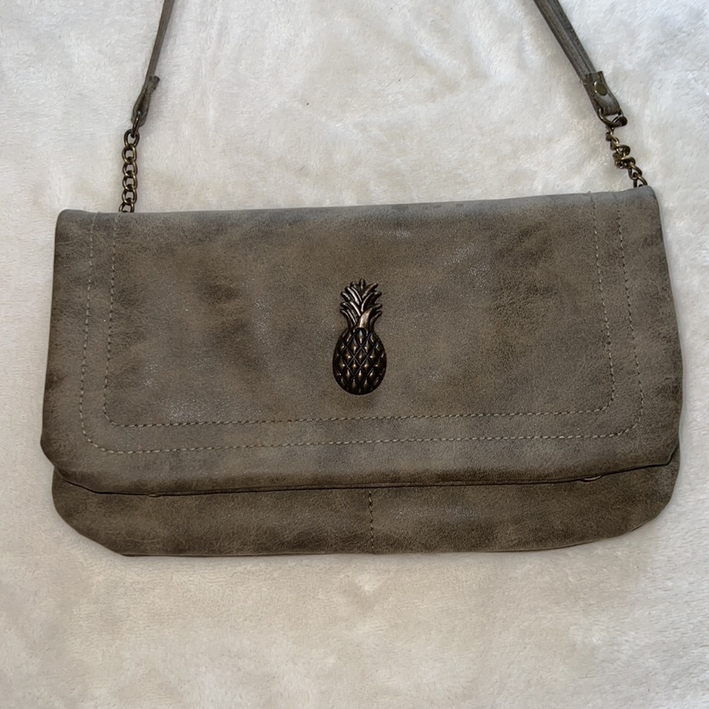 Beautiful faux leather Pineapple 🍍Purse. Super functional & Cute.